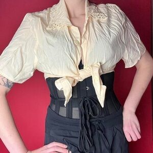 Pastel yellow short sleeve blouse 💛💛​​​​​​​​​​​​​​​​​​